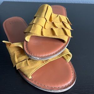 Time and Tru Woman’s Size 9 Yellow Sandles